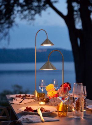 Grasp oppladbare bordlamper fra Frandsen på terrassebord. Foto