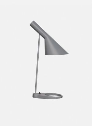 AJ bordlampe fra Louis Poulsen i mørk grå, lys av