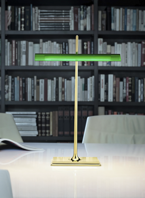 Goldman bordlampe på et skrivebord