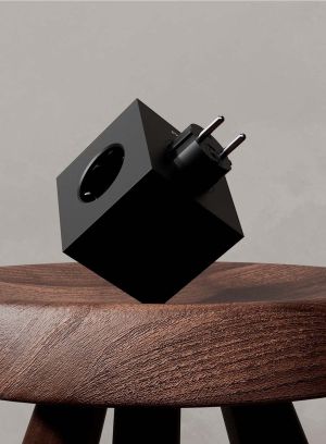Square 2 USB-C - stockholm black på en krakk. Foto