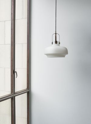 Copenhagen SC6 taklampe fra Tradition i brun med hvit skjerm, lys av