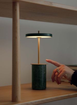 Asteria Move mini oppladbar bordlampe grønn i hylle. Foto