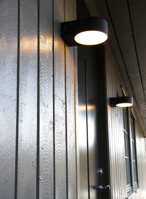 Lindesnes utelampe vegg sort fra Aneta på husvegg. Foto