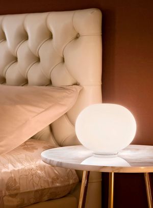 Glo-Ball Zero bordlampe på et nattbord
