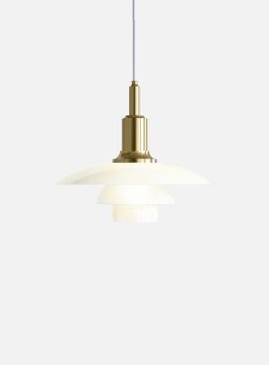 PH 3/2 taklampe fra Louis Poulsen i gull farge med hvit skjerm. Lys på