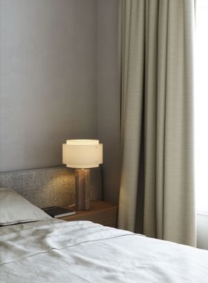 Takai bordlampe på et sidebord ved en seng