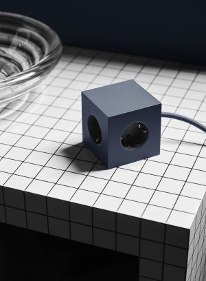 Square 1 skjøteledning USB i blå på bord. Foto