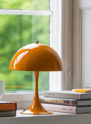 Panthella 250 mini bordlampe - orange i vinduskarm