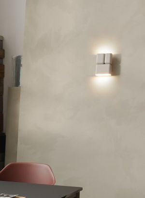 Tabata vegglampe hvit på en lys vegg