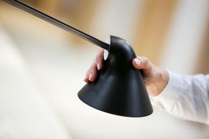 NJP bordlampe fra Louis Poulsen i sort, lys på