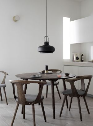 Copenhagen SC7 taklampe fra Tradition i sort. henger over et rundt spisebord, lys av