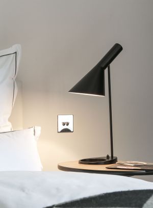 AJ bordlampe i svart på skrivebord fra Louis Poulsen. Foto