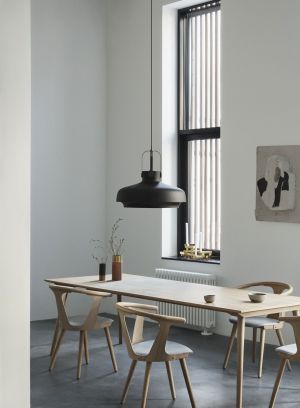 Copenhagen SC8 taklampe fra Tradition i sort. henger over et lyst spisebord med fire stoler rundt. lys av