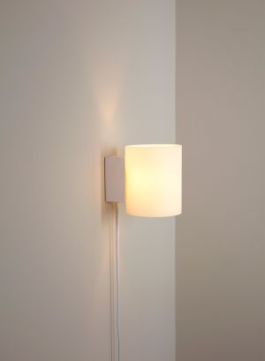 Enya vegglampe i hvit fra Høvik lys med hvit skjerm. Montert på vegg, lys på