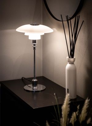 PH 3 1/2 - 2 1/2 bordlampe fra Louis Poulsen i sølv farge med hvit skjerm, lys på