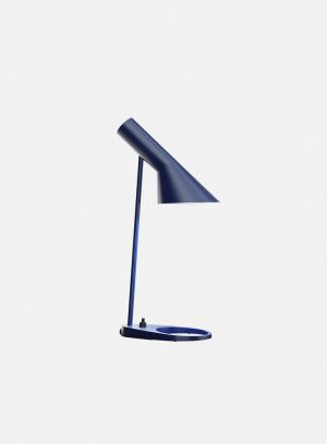 AJ mini bordlampe fra Louis Poulsen i blå, lys på