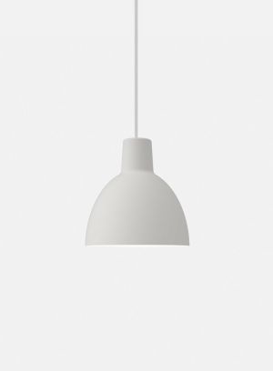 Toldbod taklampe fra Louis Poulsen i hvit, lys på