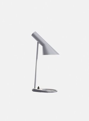 AJ mini bordlampe fra Louis Poulsen i lys grå, lys på