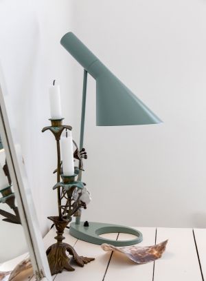 AJ bordlampe fra Louis Poulsen i blågrønn, lys av