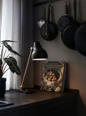 VL 38 bordlampe fra Louis Poulsen i gull farge med sort skjerm, lys på