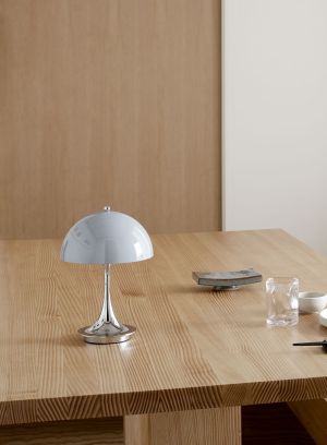 Panthella oppladbar bordlampe grå-opal/krom på bord