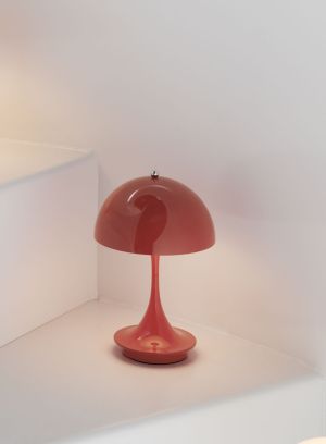 Panthella 160 oppladbar bordlampe i coral fra Louis Poulsen. Foto