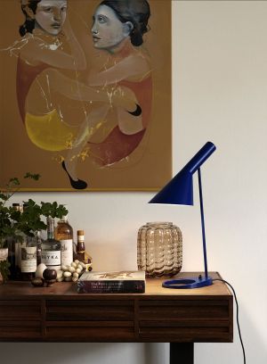 AJ bordlampe fra Louis Poulsen i blå, lys av