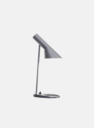 AJ mini bordlampe fra Louis Poulsen i mørk grå, lys på