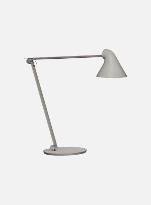 NJP bordlampe fra Louis Poulsen i lys grå, lys på