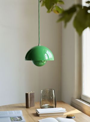 Flowerpot VP1 taklampe fra Tradition i grønn, lys på