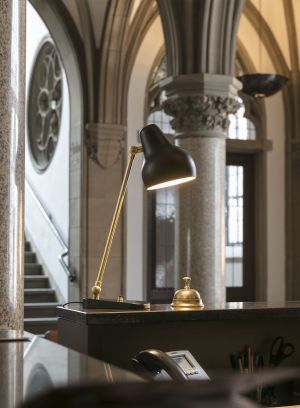 VL 38 bordlampe fra Louis Poulsen i gull farge med sort skjerm, lys på