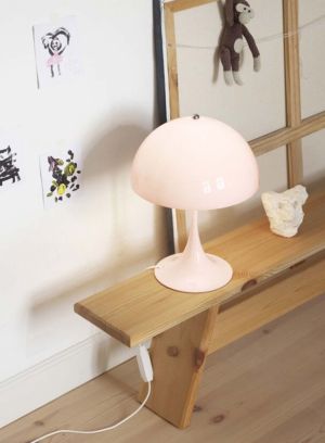 Panthella 250 bordlampe rosa på et sidebord i en stue