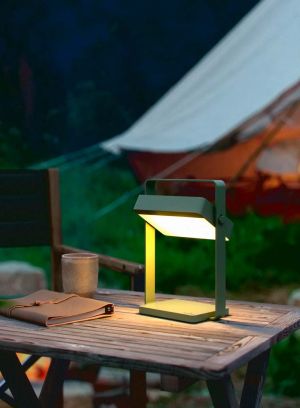 Saulio solar bordlampe i grønn på terrassebord. Foto
