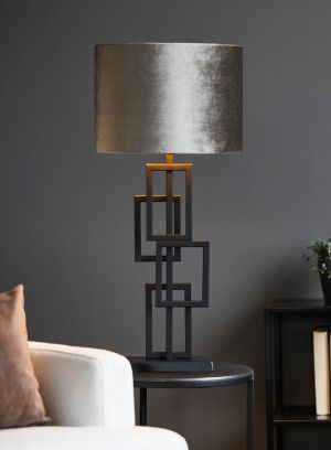 Square bordlampe i sort fra Høvik lys med gråbrun skjerm. Plassert på sidebord, lys på