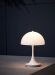 Panthella LED oppladbar bordlampe fra Louis Poulsen i hvit, lys på