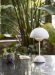 Flowerpot VP9 - matt hvit på et bord på terrassen