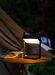 Saulio solar bordlampe i sort på terrassebord. Foto