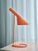 AJ mini bordlampe, electric orange, Louis Poulsen på skrivebord. Foto