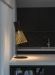 Secto 4220 bordlampe i sort på en kjøkkenbenk i høyglans. Foto