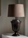 Ellie bordlampe brunsort fra PR Home i vinduskarm. Foto