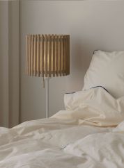 Komorebi som bordlampe ved seng - rund eik