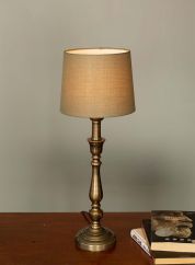 Therese bordlampe i antikk messing fra PR Home. 