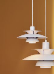 PH 5 mini taklampe fra Louis Poulsen i hvit, lys av