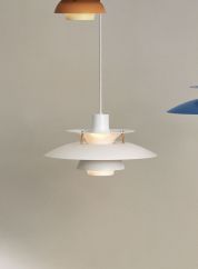 PH 5 mini taklampe fra Louis Poulsen i hvit, lys på