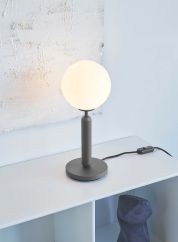 Miira bordlampe grå/opal på en skjenk