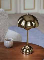Flowerpot VP9 oppladbar bordlampe H30 fra Tradition i gullfarge. Plassert på et sidebord. lys av