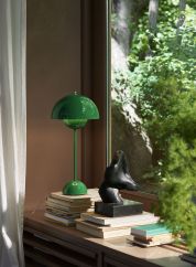 Flowerpot VP3 bordlampe H50 - signalgrønn i vinduskarm