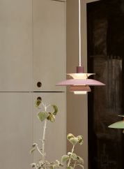 PH 5 mini taklampe fra Louis Poulsen i rosa, lys på