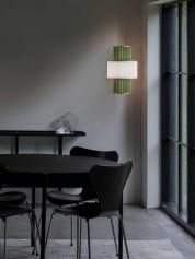 Plivello taklampe grønn/hvit i et hjørnet i en stue. Foto