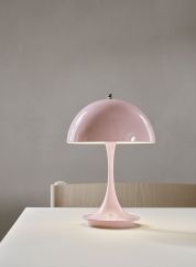 Panthella 160 bordlampe - pale rose metall på et bord